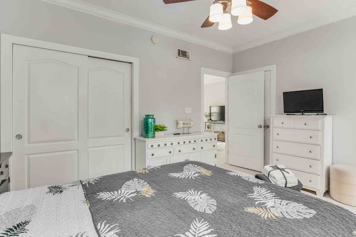 Има достатъчно място за съхранение на вещите ви с скрин, скрин и килер