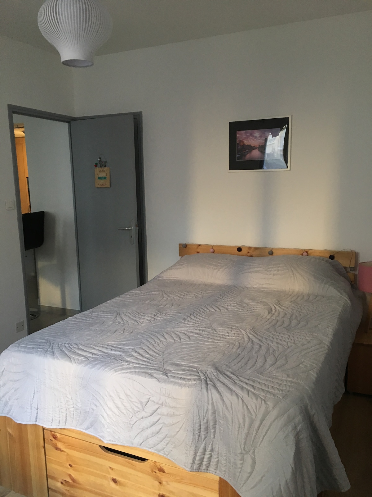 חדר שינה שני מצויד ב -140 מיטות, שידה וארון בגדים.