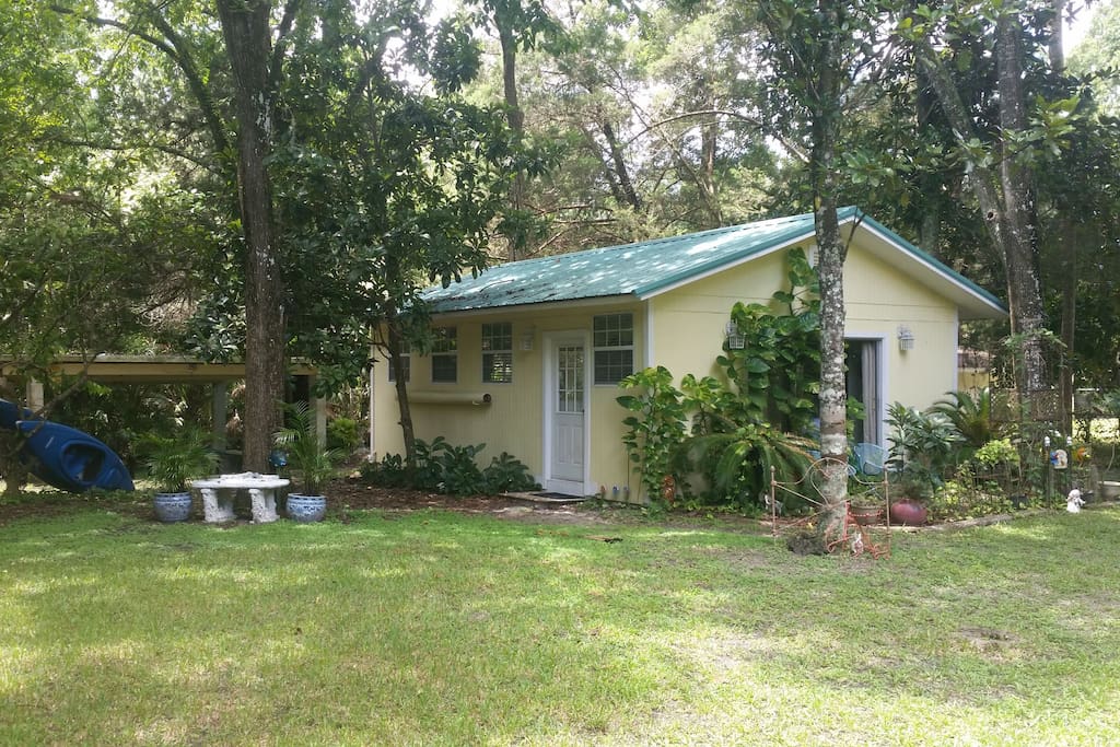 Tranquil Waterfront Cottage Cottages for Rent in Homosassa Springs, Florida, United States