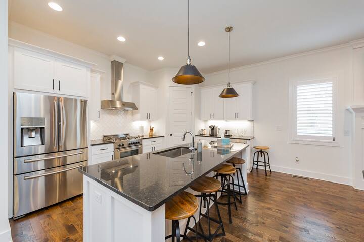 Luxury House/Near Gulch/Rooftop/4King 4Queen 2Twin gallery image 4