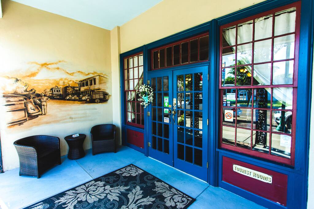 Outdoor covered foyer
