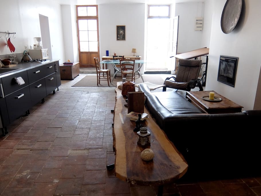 Grand séjour avec cuisine équipée, insert, balcon,