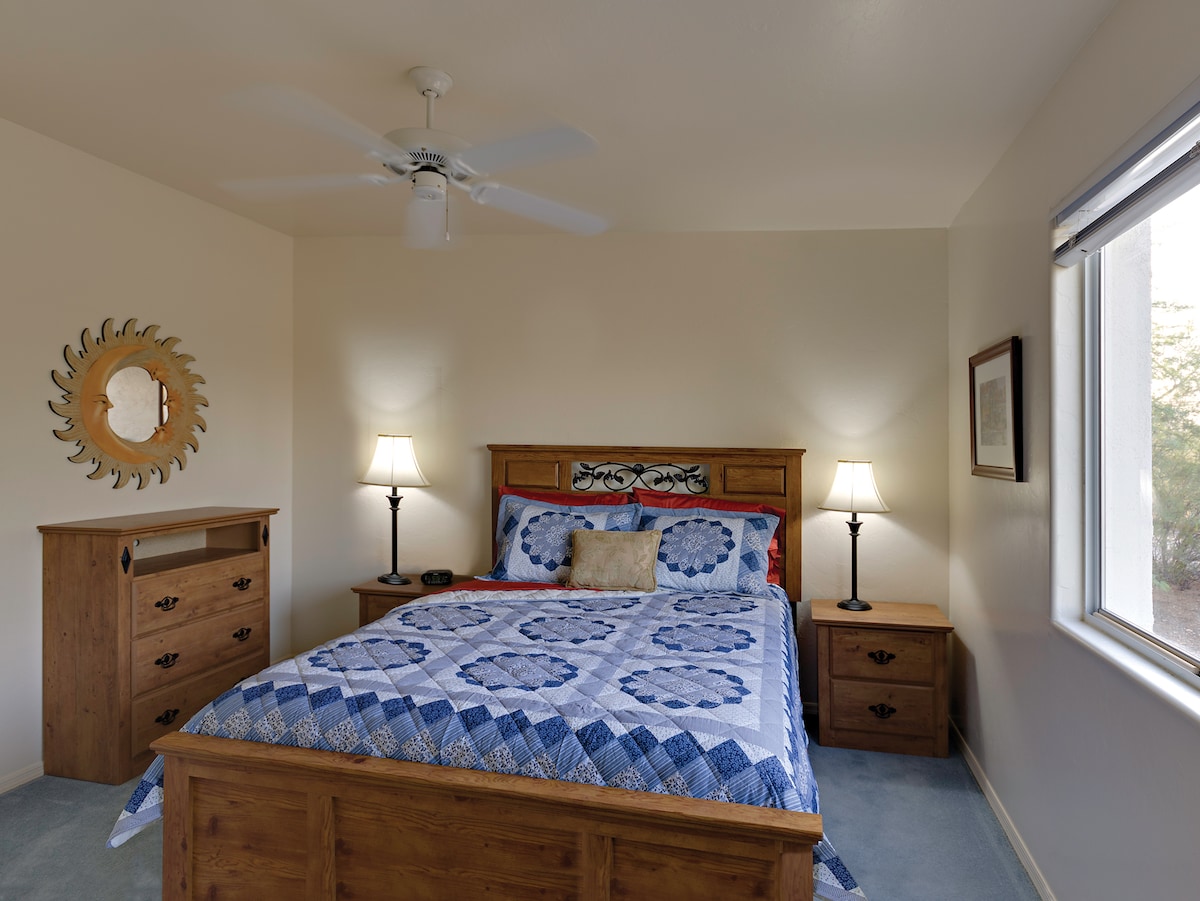 2e chambre avec grand espace de placard et moquette murale