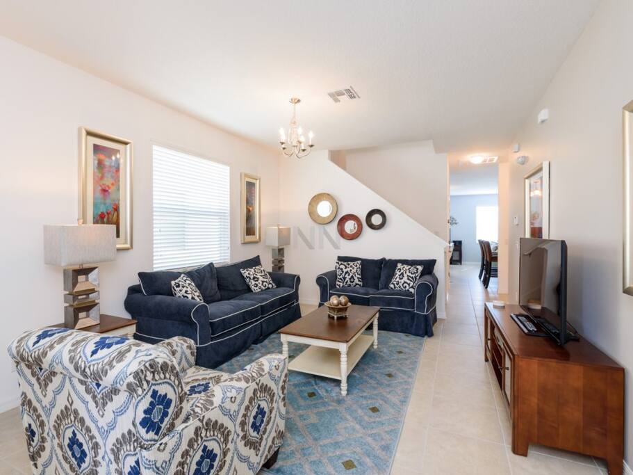 Couch,Furniture,Bedroom,Indoors,Room