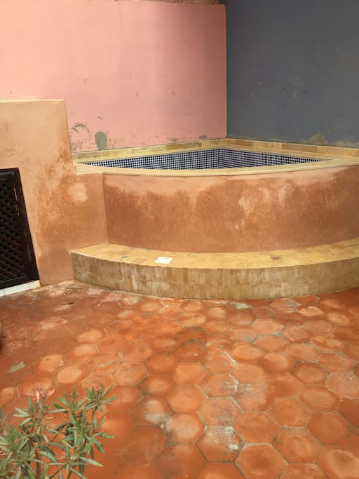 Jaccuzi dans la cour.
