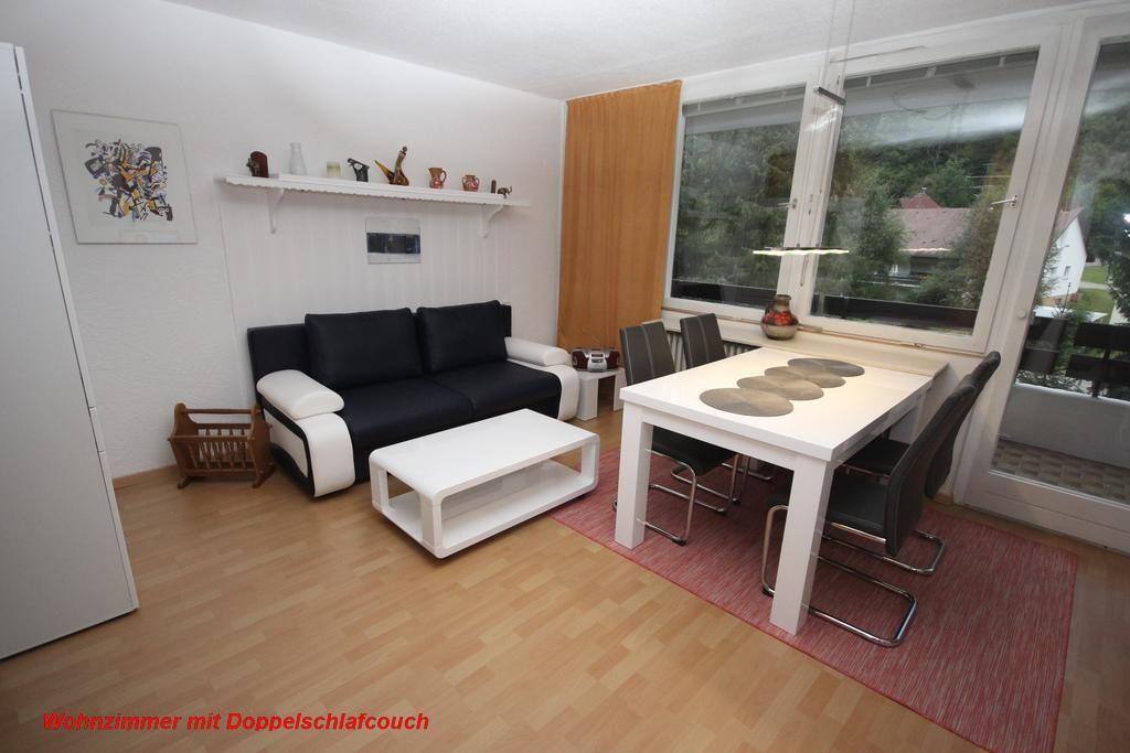 Das Wohnzimmer ist ausgestattet mit einem Funktionssofa, Couchtisch, einem Esstisch, Flachbildfernseher mit DVD und einem Radio.
