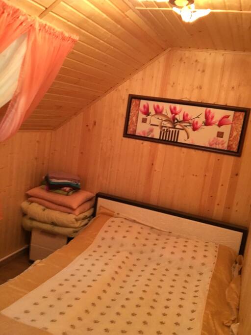 Спальня с двухспальной кроватью (2 этаж коттеджа)
Тел 89283810777 или 89280270472