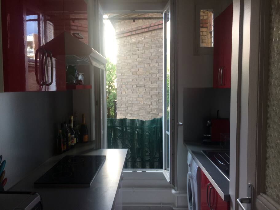 Fully equipped kitchen with view on the inside yard