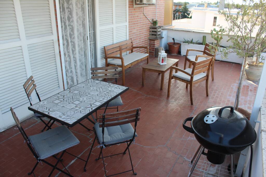 Vacanze Romane: terrazza, tavolo, barbecue.