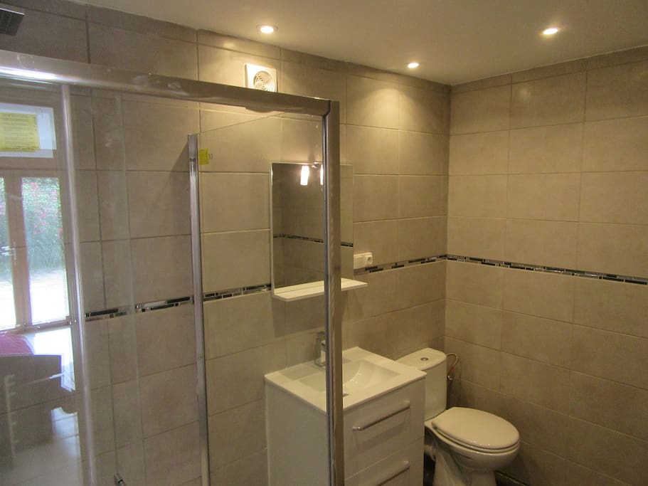 Une salle de bain très spacieuse, grande douche à l'italienne...
