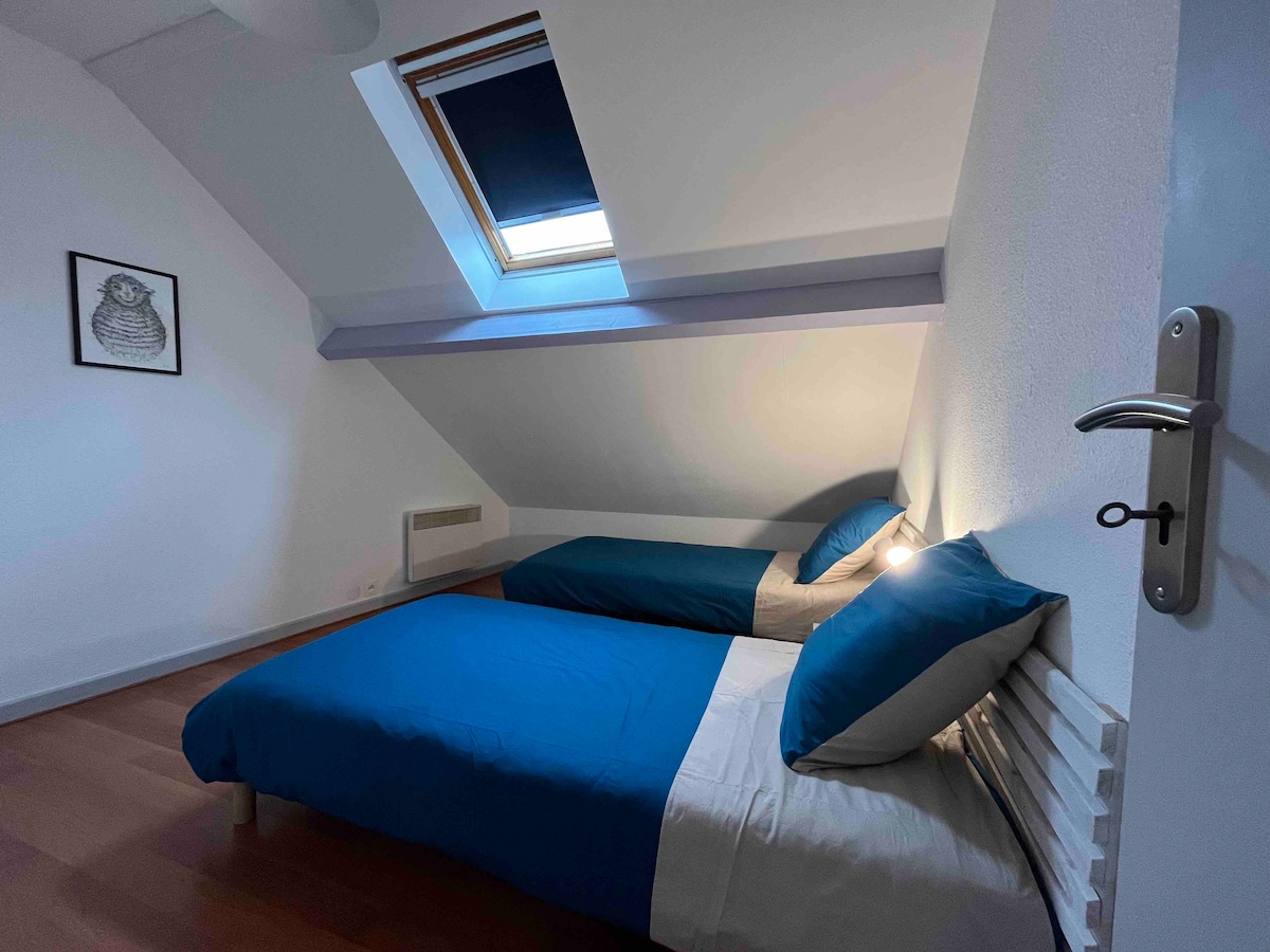 เตียงเดี่ยวขนาดมาตรฐาน 2 เตียงหรือ 190/90 มีผ้าปูที่นอนให้ 