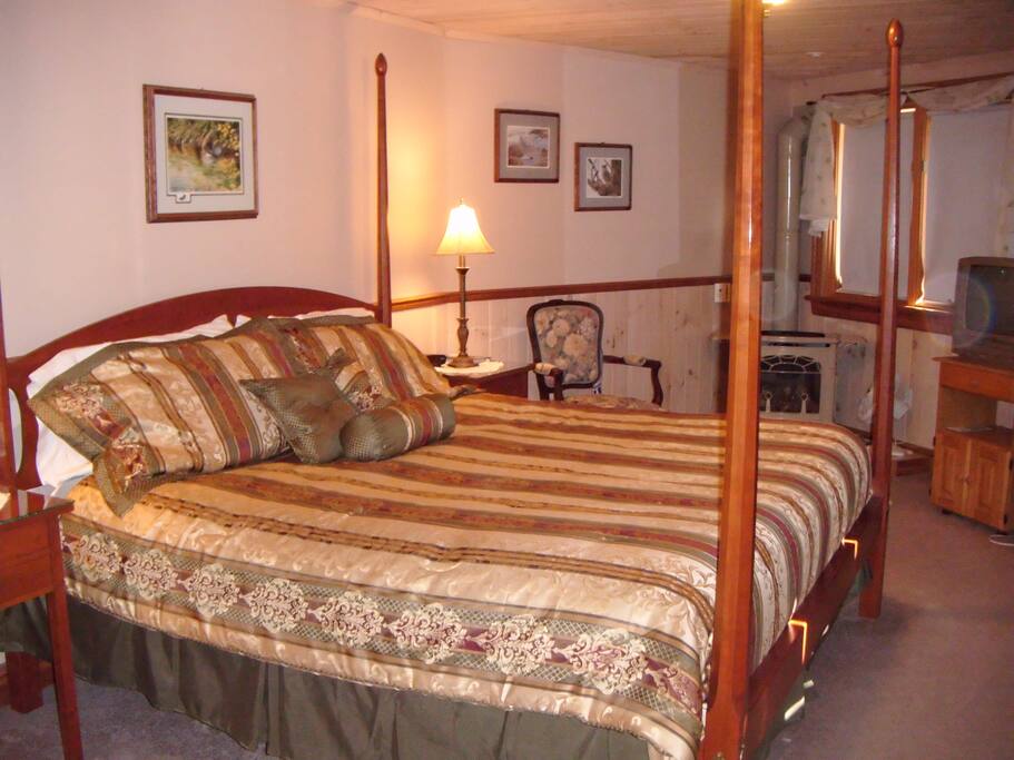 Cherry Room - King size bed - gas fireplace in room