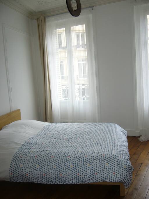 Première chambre avec accès balcon