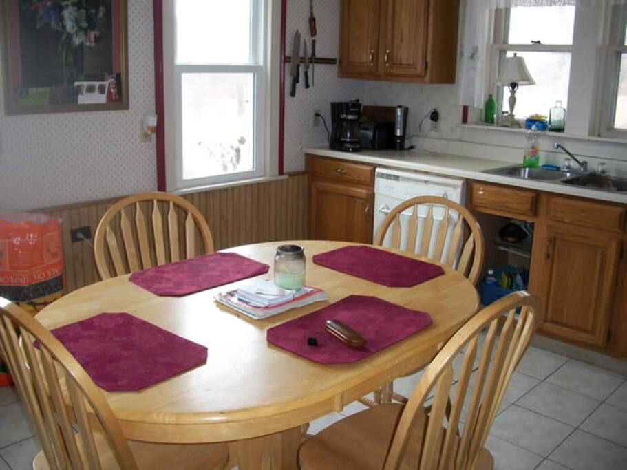 Full Eat-In Kitchen