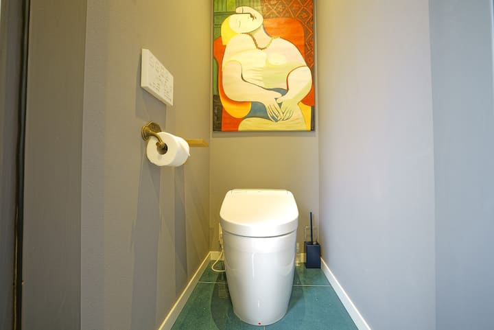2Fのトイレはアートで華やかです。