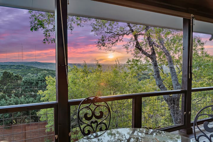 Luxury Retreat/ Minutes from Downtown/Heated Pool