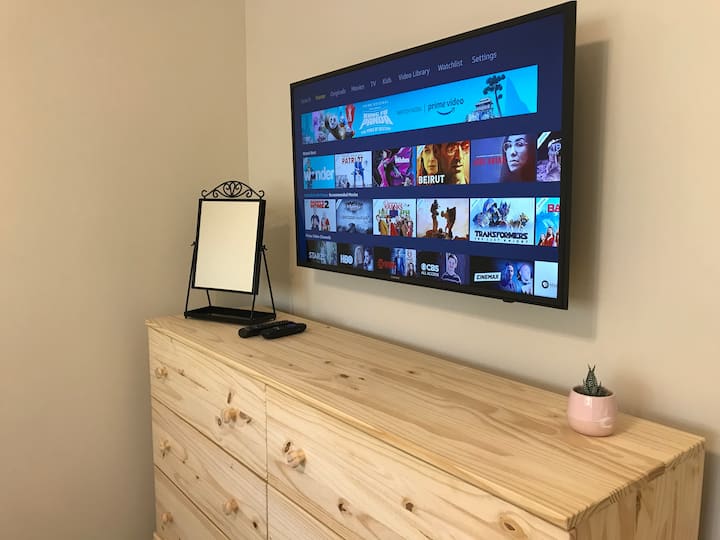 تلفزيون سامسونج 4K جديد تمامًا 40بوصة مع تلفزيون يوتيوب (كابل) هولو، فيديو أمازون برايم، نيتفليكس، إتش بي أو جو والعديد من القنوات المجانية الأخرى 