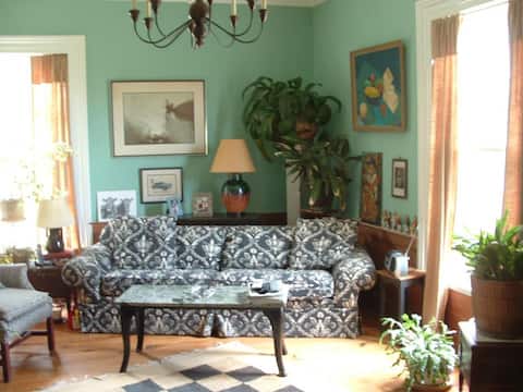 1800's Farmhouse: Mia's Suite
