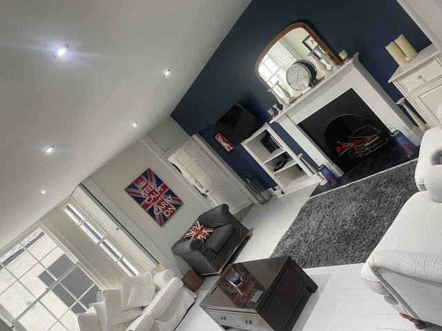 Fabulously spacious basement flat city centre gallery image 4