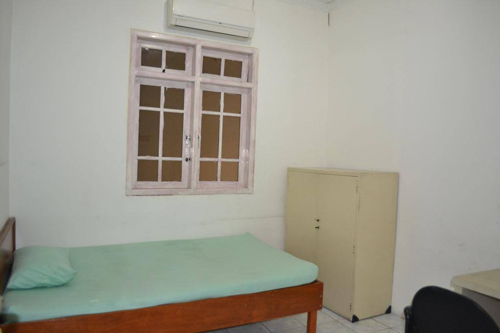 bedroom 3.3x3 m with single size bed (1.2 m) AC
