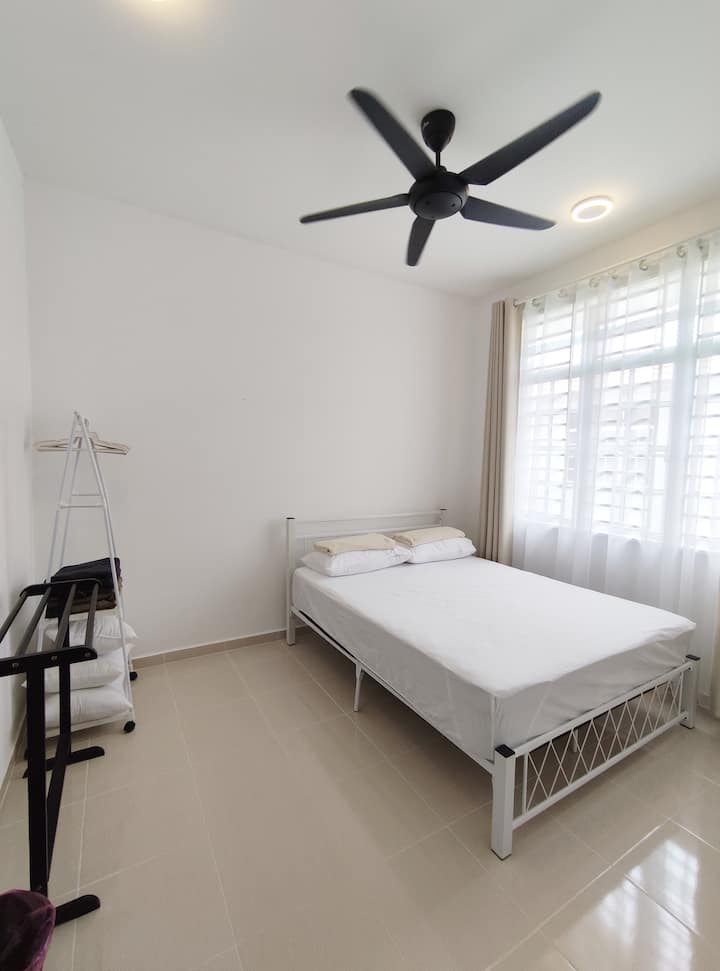 3. spavaća soba sa stropnim ventilatorom i 1 bračnim krevetom.