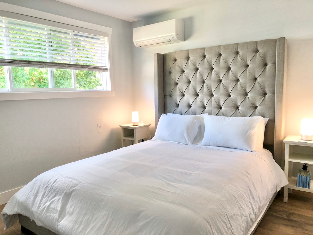 Druhá spálňa má tiež manželskú posteľ s hybridným penovým matracom, ako aj lampy nočného stolíka, ktoré môžu zmeniť farbu.