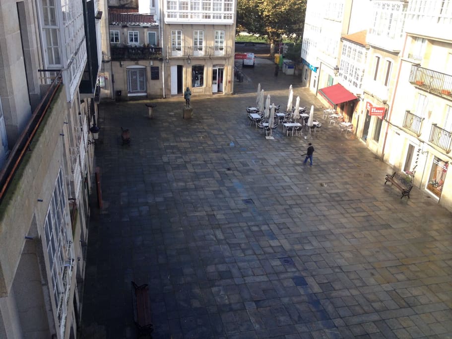 Plaza de macias, vistas desde la galería en la que se puede ver al fondo el paseo del espolón y el río Sar.