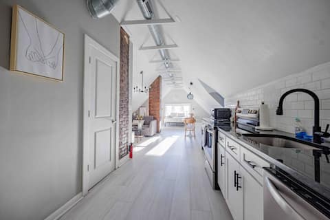 Top Airbnb: Perfect Studio Apartment in Heart of Tremont. in Tremont