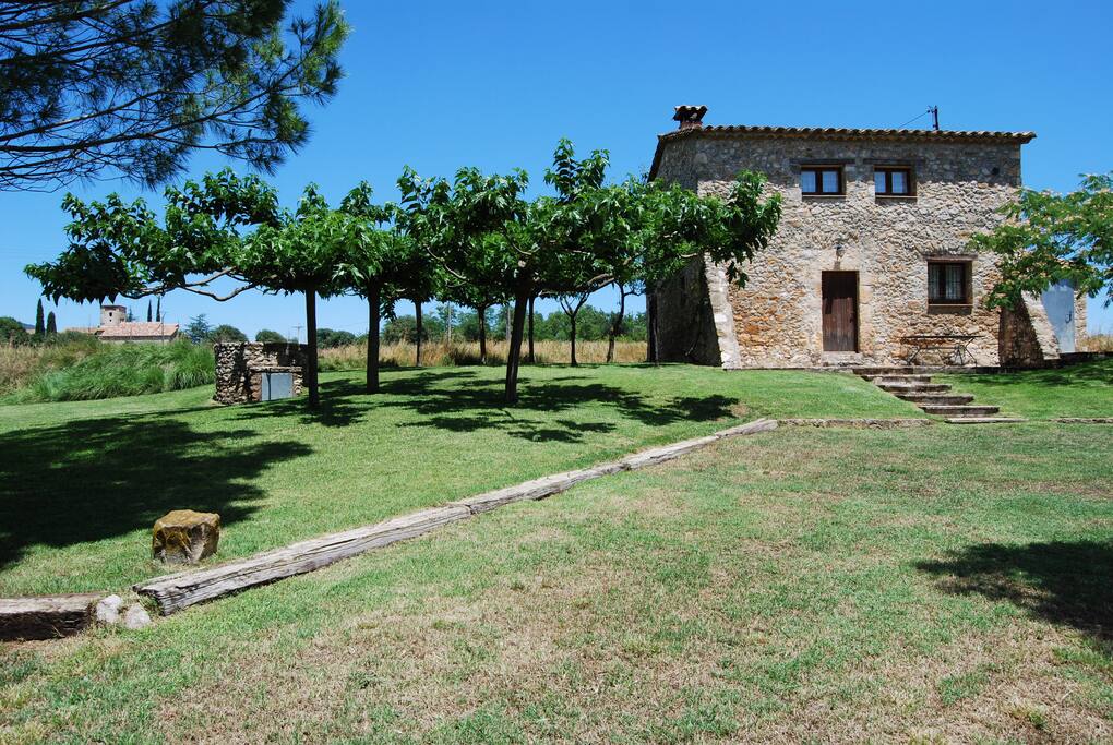 Vista generasl de la casa i jardi