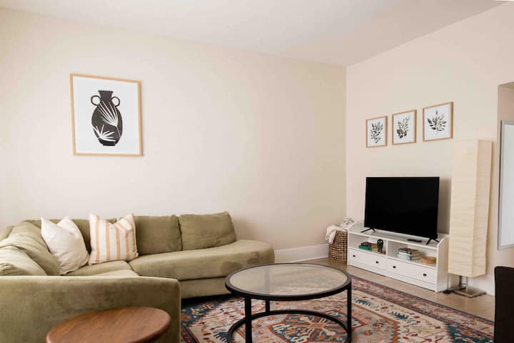 Sunny 2 Bed By Hsc & U Of M W/ Free Parking - Winnipeg