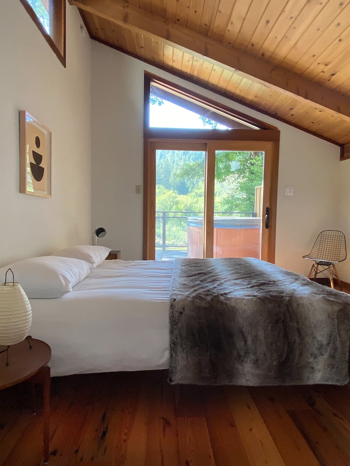 Dhoma e gjumit e lumit ka pamje të këndshme të drurëve të kuq dhe lumit dhe një dyshek jo-toksik të madhësisë së mbretëreshës dhe sipër mëndafshi nga Keetsa. Vaska me hidromasazh është jashtë për qasje të lehtë.