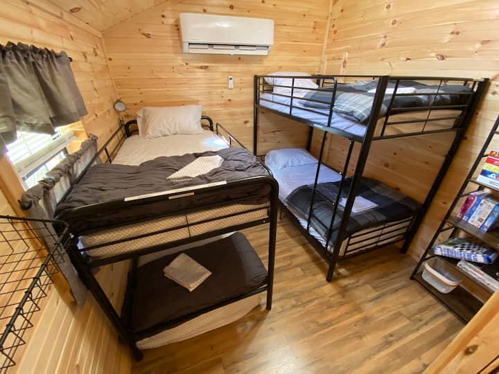 El dormitorio 2 tiene literas individuales.