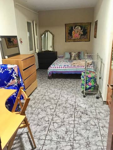 HABITACIÓN DOBLE EN EL CENTRO MUY BIEN COMUNICADA