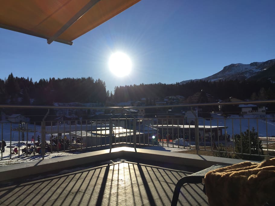Auf der Terrasse den Blick auf das Rothorn und Stätzerhorn geniessen