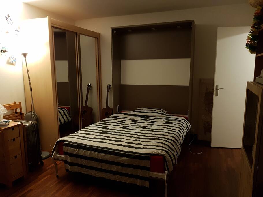 Séjour Armoire-lit ouverte avec matelas