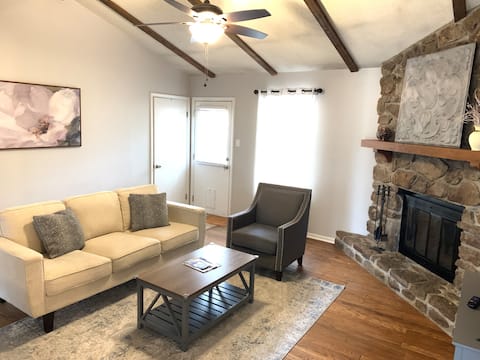 Double Diamond Rentals- Cozy Home for Travelers