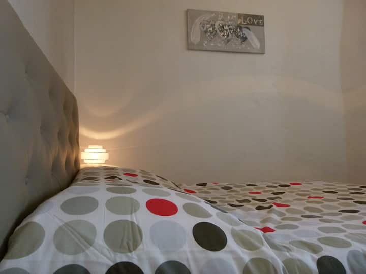 Bedroom, with a double bed, a dressing room (wardrobe and shelf), a bedside table accompanied by a bedside lamp. 