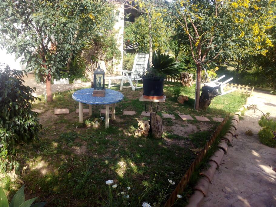 Jardín al lado de la piscina .