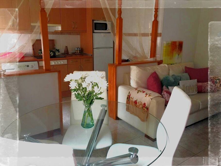 Salón comedor con cocina americana