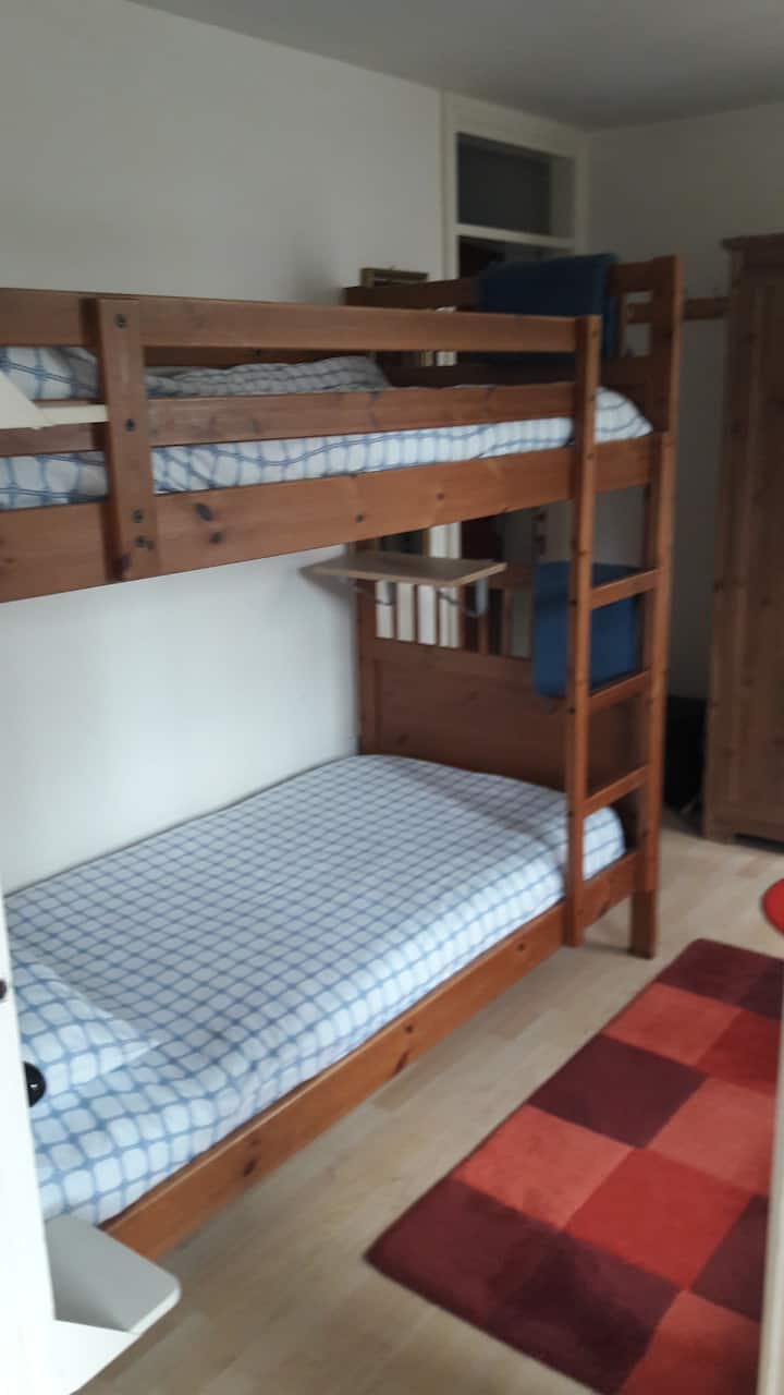full size adult bunk bed in 2nd bedroom sleeps 3[ensuite with shower above bath ]
/ Llofft i 3 ,plant neu oedolion ,gyda `stafell folchi ynghlwm [cawod uwch y bath ]
