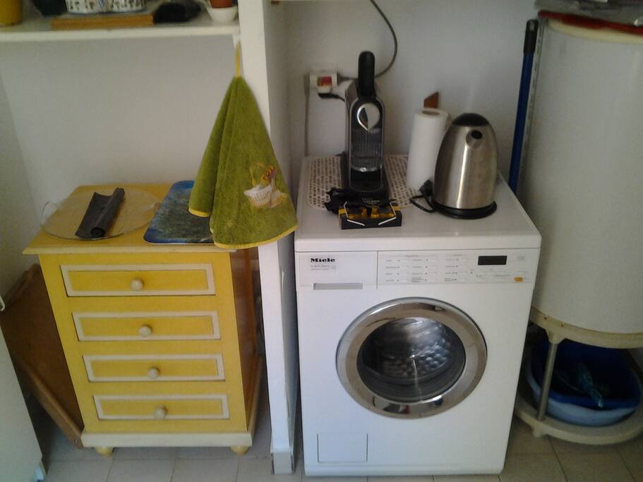 Lave linge,micro ondes ,cafetière, bouilloire .