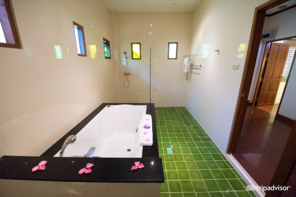 bath room with separate shower