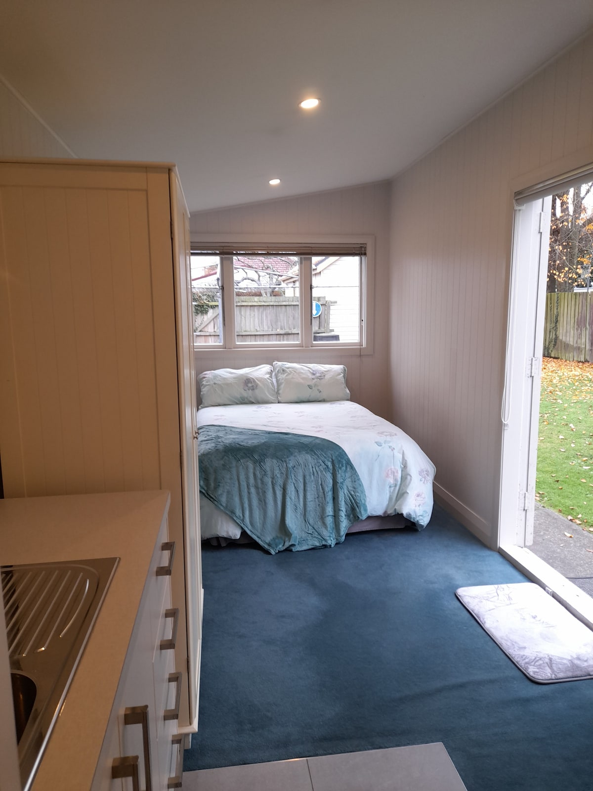 יחידה נפרדת עם מקלחת ושירותים.