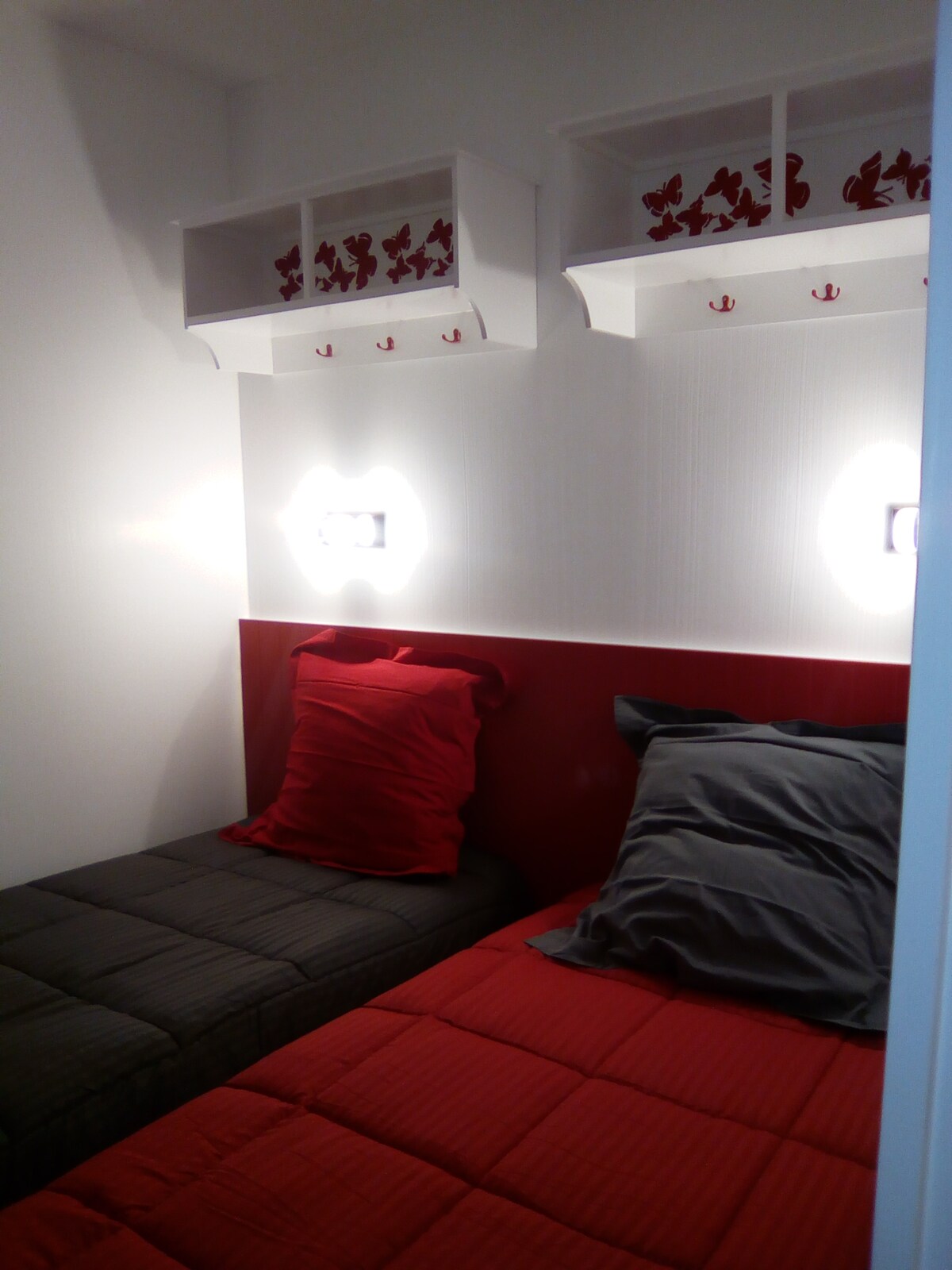  2 camas separadas con ventana pequeña