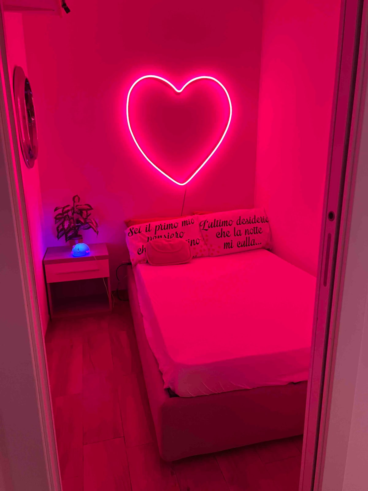 Dormitorio con cama contenedor 