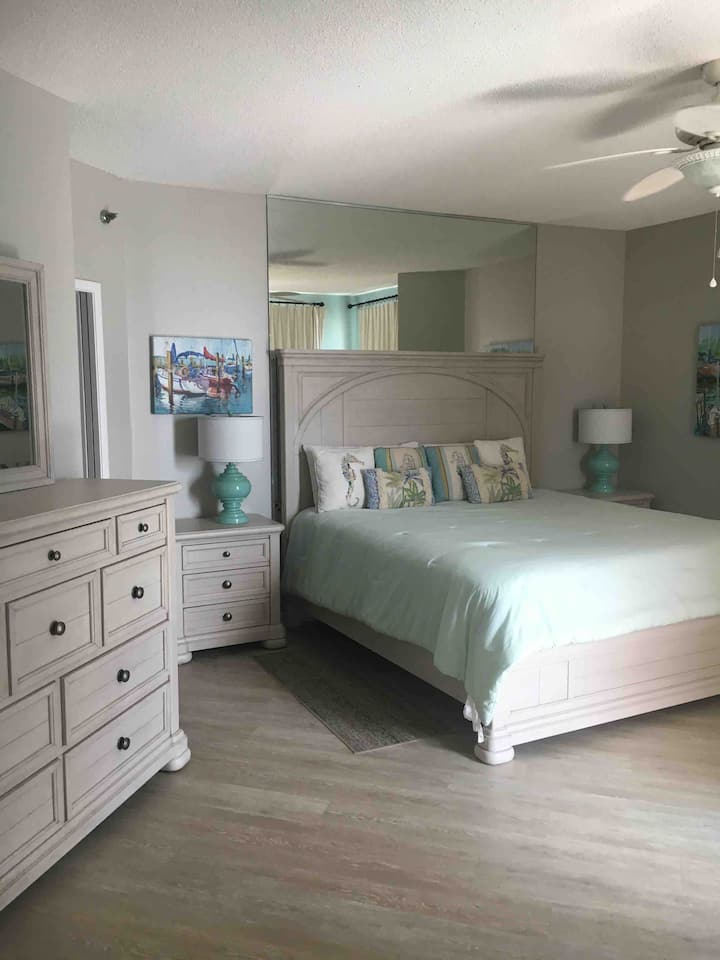 ห้องนอนใหญ่พร้อมเตียงคิงไซส์