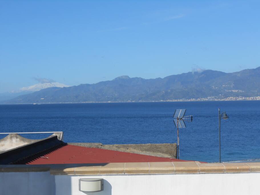 Vista sullo Stretto di Messina e sull'Etna dalla terrazza
