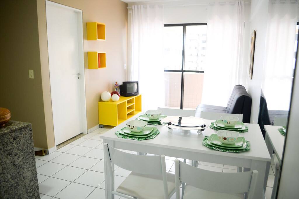 Sala estar com sofá cama, acomoda mais duas pessoas com ventilador de teto, varanda, mesa jantar com 4 cadeiras. * TV não é mais a da foto e sim uma de Plasma com imagem perfeita.