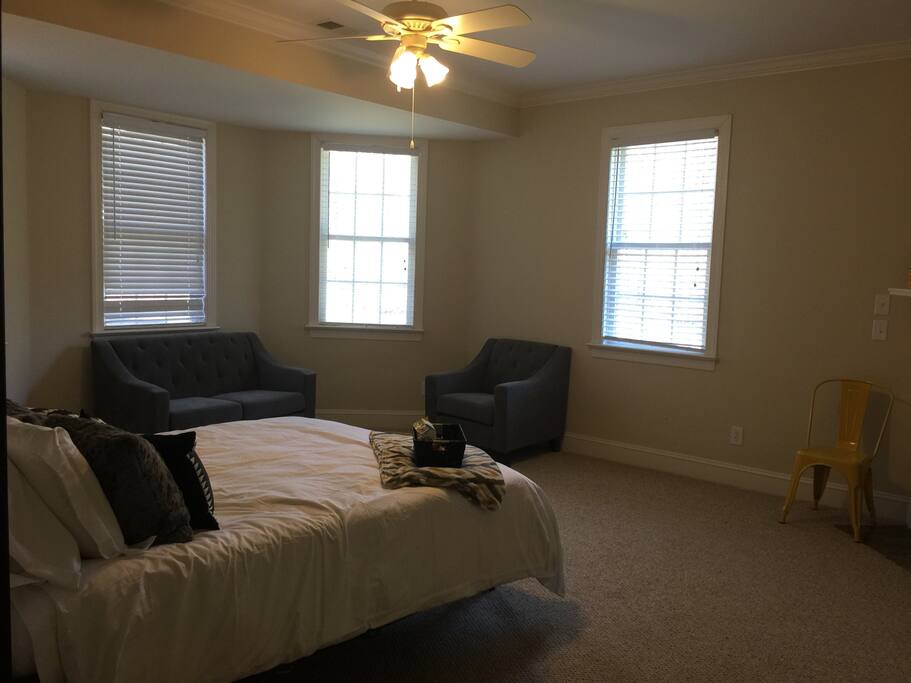 Small sitting area over to the side. This is a spacious room.