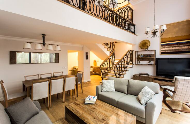 Amazing Triplex Apartment with Private Backyard 21 gallery image 4